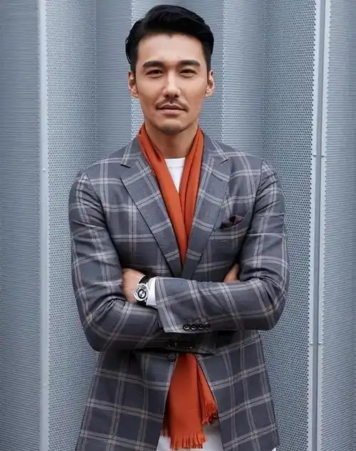 胡兵,一个让人难以忘怀的名字,他是2001年《粉红女郎》中的百货公司