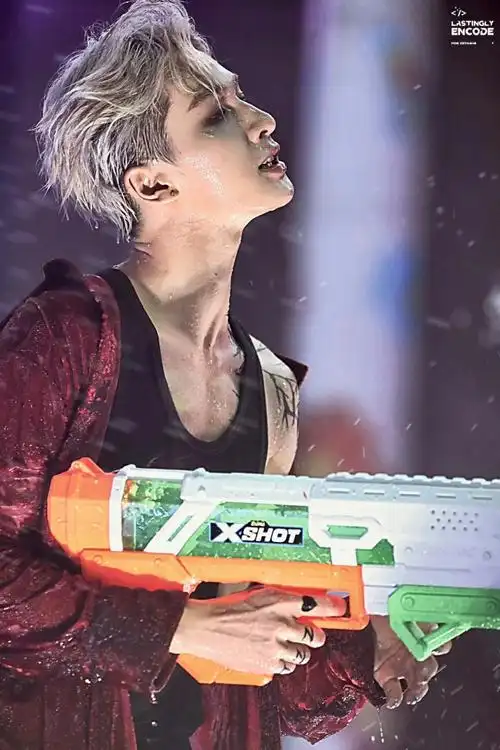 朱正廷罗蒙环球乐园#朱正廷新舞台这个纹身好帅好野