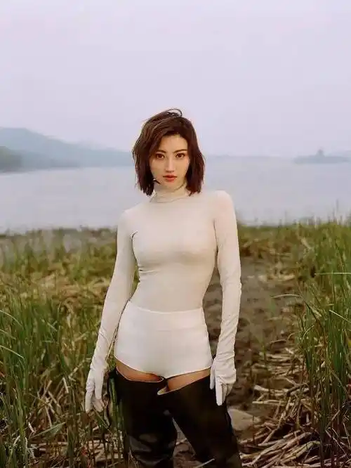 景甜终于不藏了,穿"无痕"套装秀好身材,长靴拉到大腿根超时髦_时尚