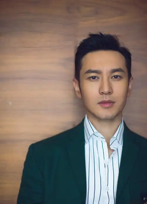 近日,黄晓明一组绅士写真曝光.