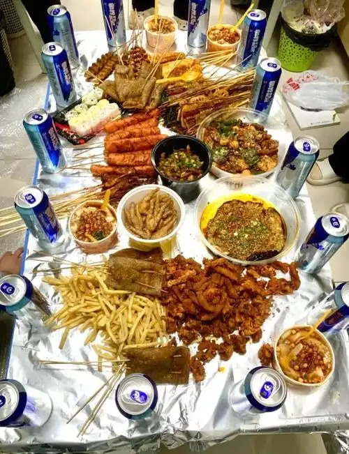 网曝穷人普通人和有钱人的喝酒照网友我连穷人都算不上