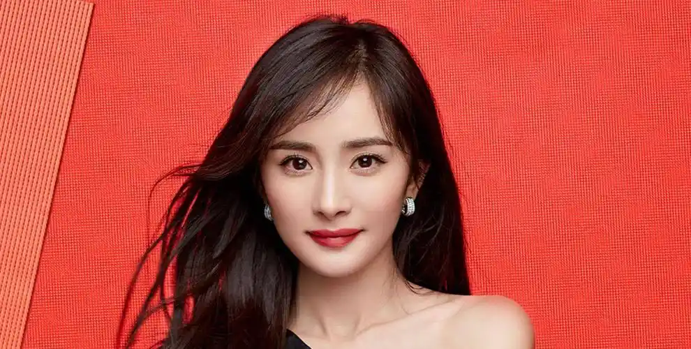 不要面无表情,可以学下下面的杨幂一样,对着镜头,来一个正脸微笑,这样