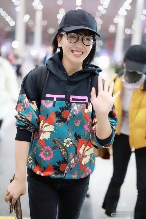 刘涛穿紧身裤走机场素颜身型都显大妈范自然真实却越看越舒服