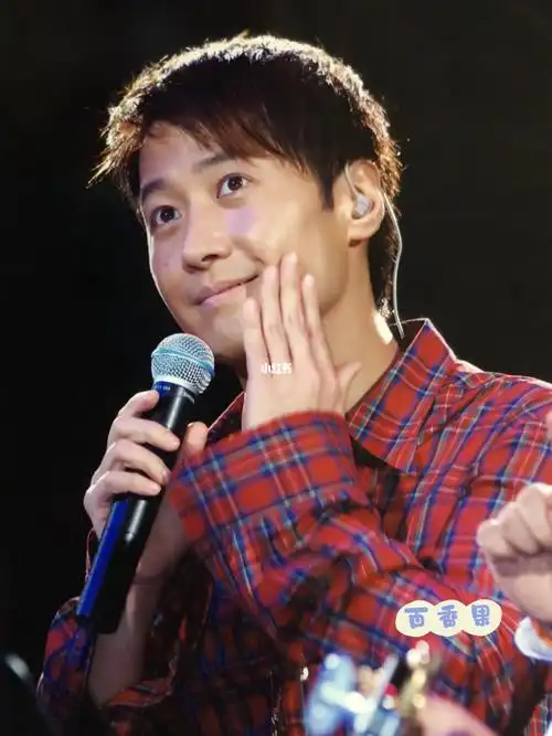 dna出错黎明这个坐着唱快歌的男人帅呆了