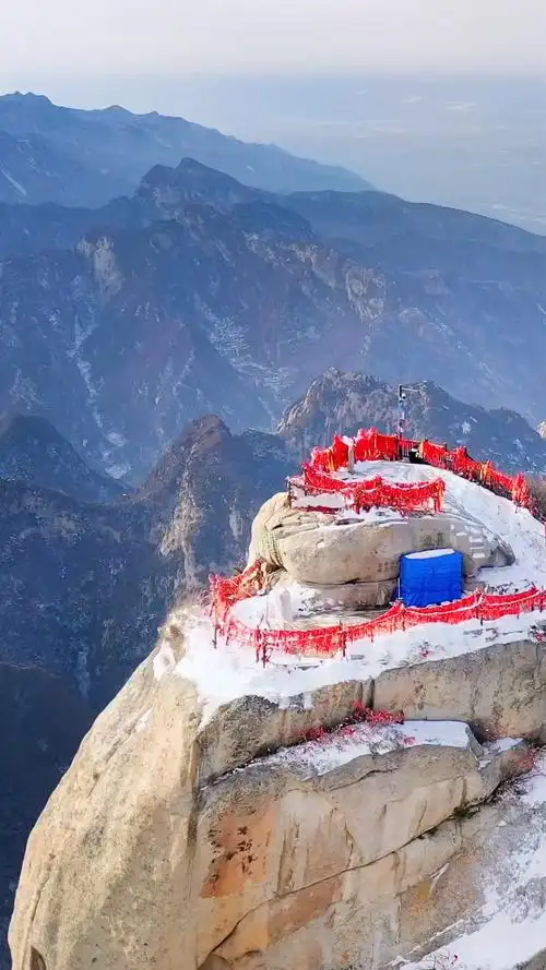 9米,五岳中最高的一座山峰,传说中的华山之巅.