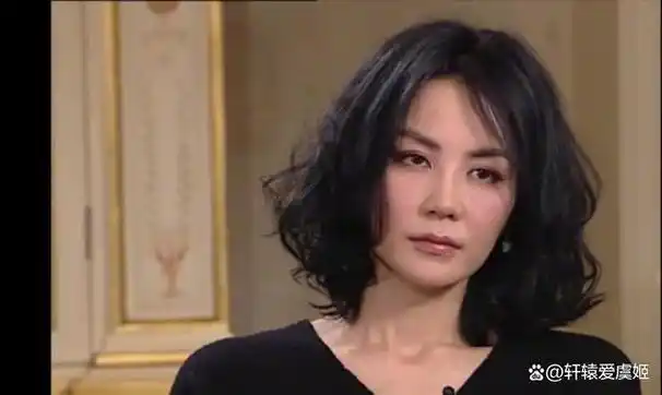 近日,一组照片再次让人们关注到了这位常青歌手王菲.