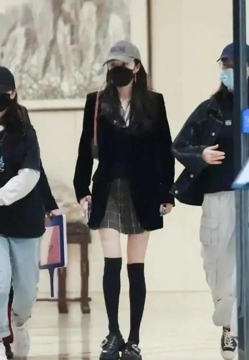 杨幂无惧年龄穿学院风短裙配长袜扮学生妹洋气又减龄