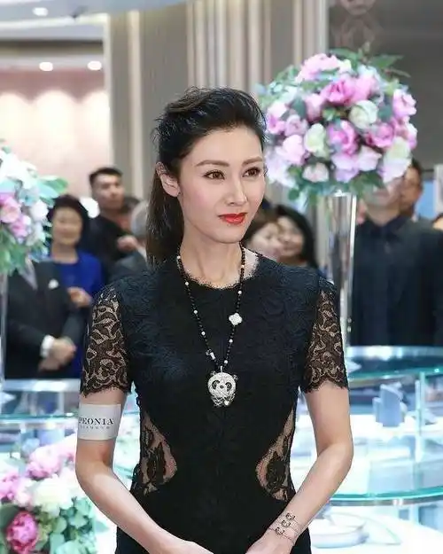 李嘉欣老了也惊艳,一袭半透时尚长裙优雅端庄,原装五官太大气_连衣裙