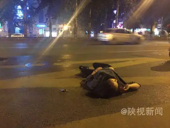 妙龄女子深夜醉酒大闹街头 点名道姓要找陈学冬