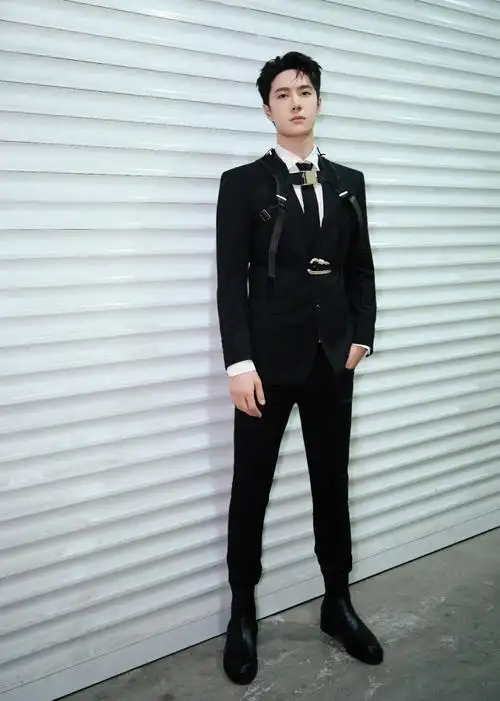 yibo-official: #王一博街舞西装背带造型# 王一豹已就位,收到请回复