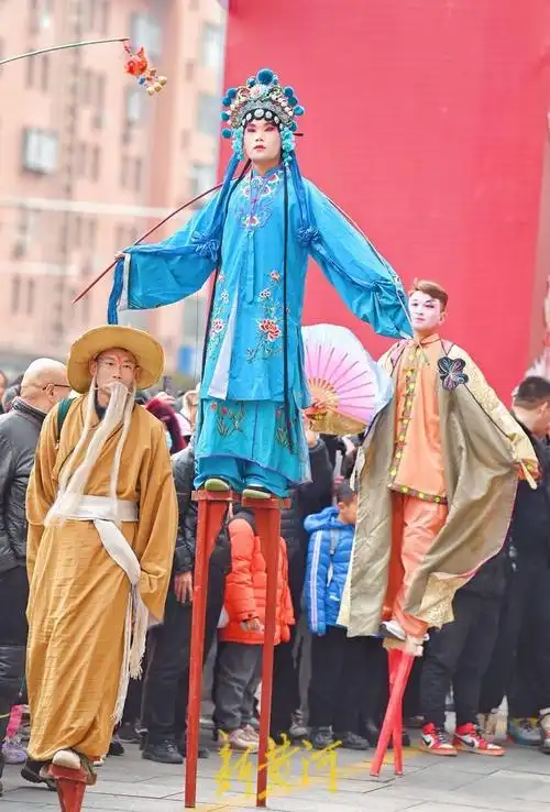18日是腊月初八,济南西关高跷队在经四路万达商圈举行高跷表演,吸引