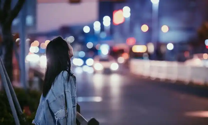 时尚街拍,夜晚总喜欢一个人站在马路边