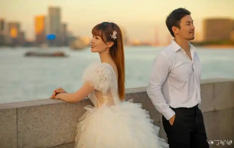 万蒂妮晒婚纱照庆祝结婚周年与老公认识32年恋爱10年