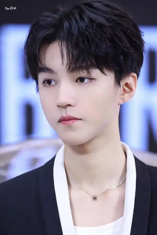 被黑西装v领的王俊凯帅到失眠,十分想念又要长大一岁的王俊凯photo by