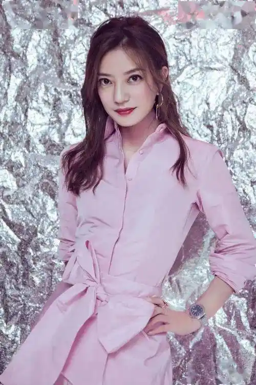 消失一年多后,再看47岁赵薇现在的处境,终于为自己的"贪婪狂妄"付出了