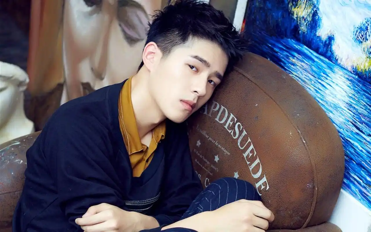 校园暖男刘昊然气质文艺写真图片桌面壁纸