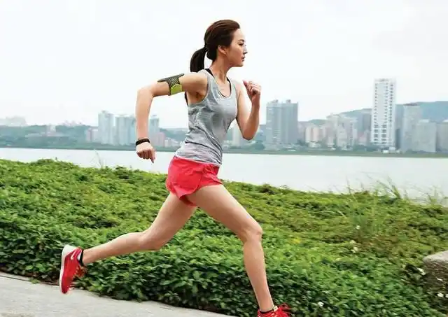 女性经常跑步不仅皮肤白皙,而且帮助保持身材,不妨试试看
