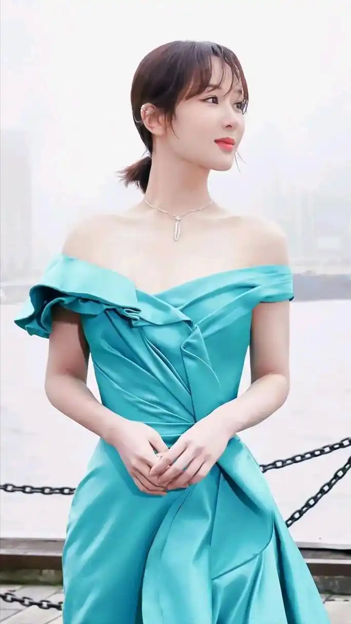 网友:杨紫瘦下来更美了,穿一字肩礼服大秀天鹅颈,小细腰大长腿真抢眼