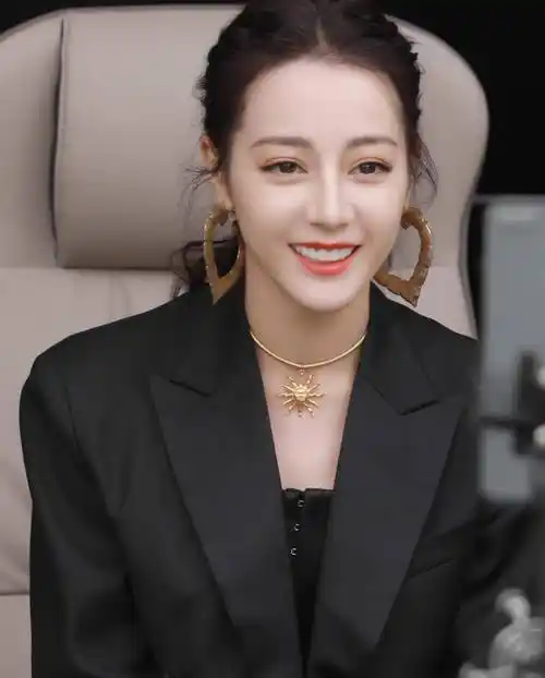 迪丽热巴起床头发型亮了略显凌乱却慵懒迷人网友太随意吧