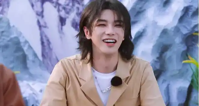 华晨宇变性了粉色头发大耳环彻底放飞自我了