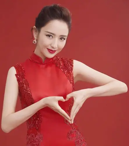 佟丽娅首秀央视春晚主持为何刷了屏