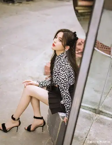 杨超越穿着超惊艳的身材,搭配一件色调搭配的连衣裙,太抢镜了