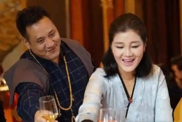 原创降央卓玛全家照片,儿子超可爱,老公魁梧低调帅爆了!