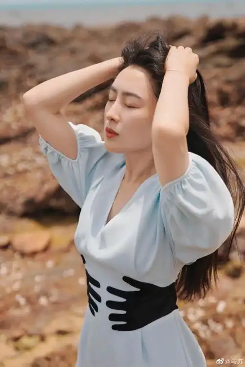 马苏晒照清纯优雅似少女笑容甜美超治愈穿搭时尚疑期待爱情