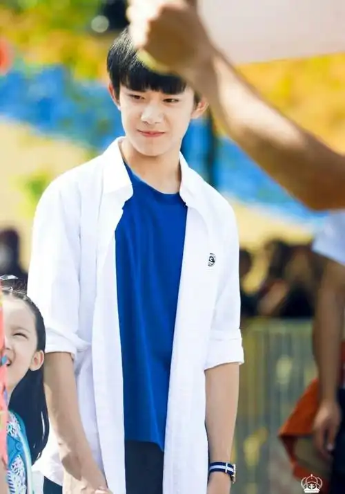 易烊千玺童年照曝光 曾经的小小少年已经长大啦 变成了谁看了都是沦陷