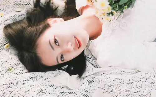 清纯短发美女高清电脑壁纸