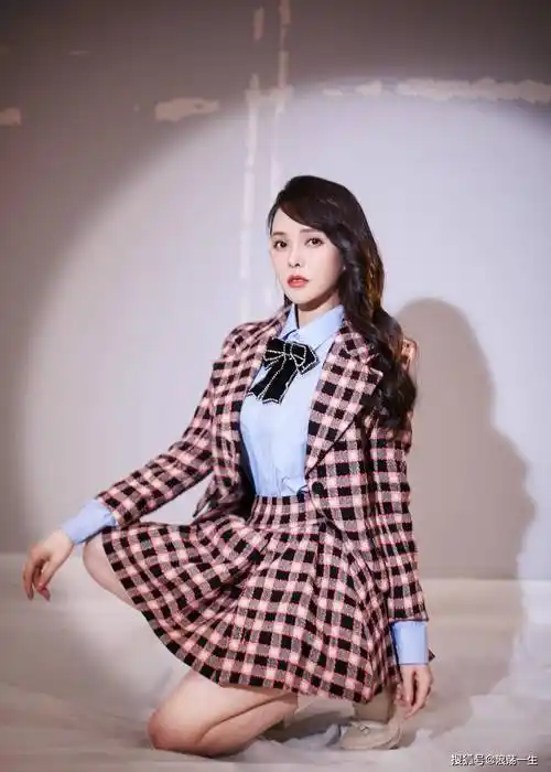 原创伊能静也太嫩了吧一身黑白穿搭贝雷帽超减龄真有52岁