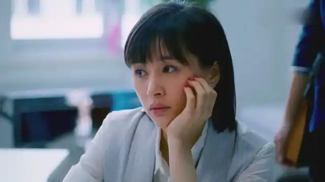 欢乐颂王子文发现医生王凯是个帅哥眼直勾勾的盯着看