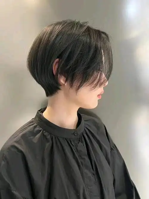 饱满后脑勺短发