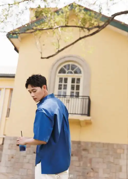 出道27年##曹骏27年前vs27年后#曹骏@曹骏neil最新民族风写真大片公开