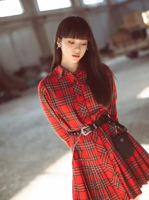 欧阳娜娜换新发型啦身穿一套红色衬衫裙又酷又甜