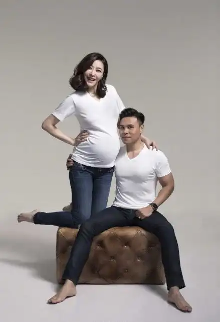 熊黛林孕照曝光 与老公郭可颂甜蜜同框大秀恩爱