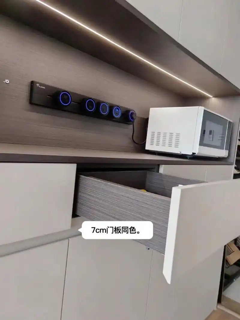 餐边柜45度斜切的免拉手既实用又美观 上做了好多功课,就觉得这个45度