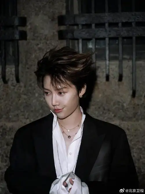 刘雨昕一身黑色西装帅气的向你走来,《寻香梦旅》首映礼见!