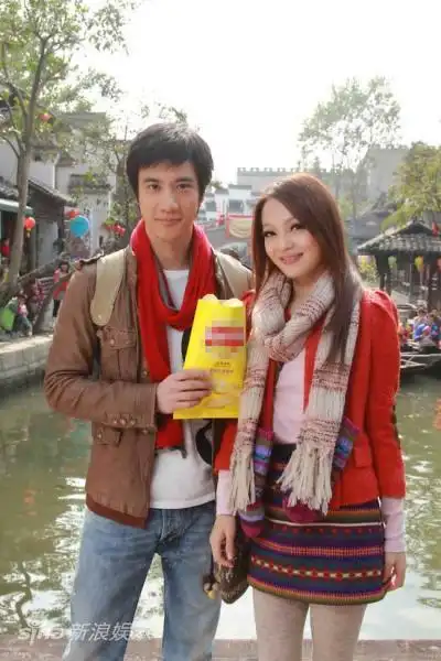 图文王力宏张韶涵拍广告两人合影