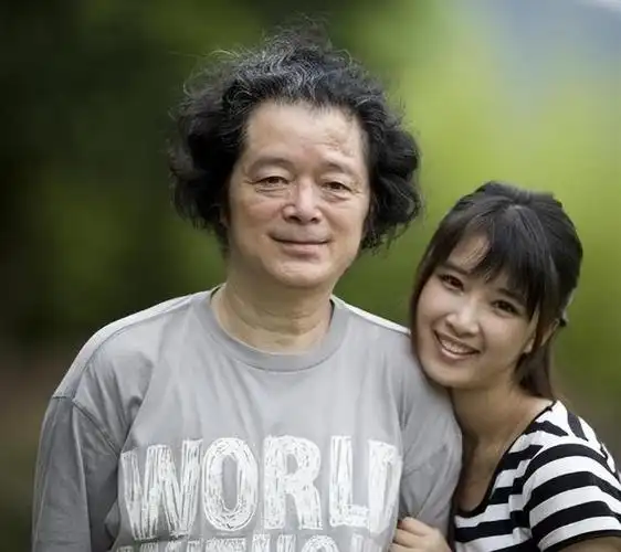 演员奚望:在继父刘之冰支持下离婚,带着女儿的她,如今生活怎样