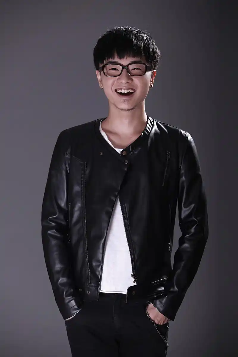 华晨宇刚出道时照片  娱乐君找到了华晨宇刚刚出道时候的照片,感觉最