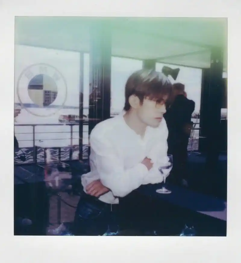 易烊千玺# #易烊千玺晒南法海边拍立得# 拍立得帅哥哥,老奶奶都慈祥