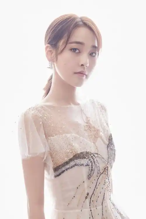 张佳宁在如懿传中饰演海兰,她的演技非常好,而且长相也很漂亮,是一个