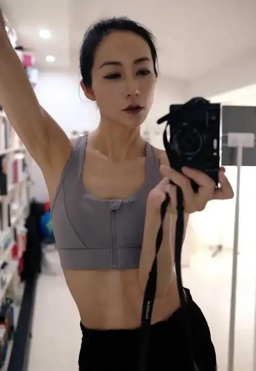 笑死了韩雪发自拍大秀好身材被网友评论扎心破防下场回怼