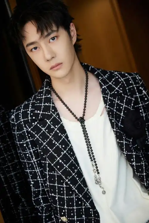 王一博格纹外套造型超酷##王一博爱奇艺尖叫之夜##王一博尖叫之夜