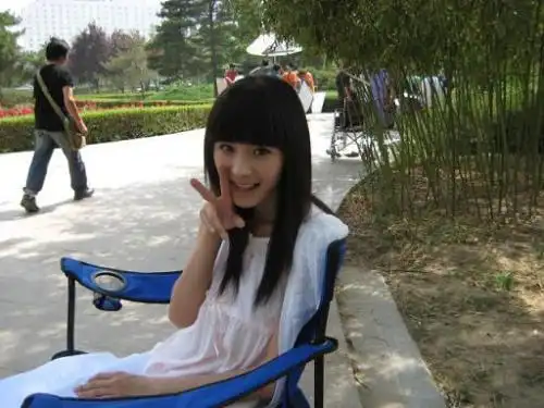 杨幂韩国整容被好友踢爆 成长私照力证整容真相