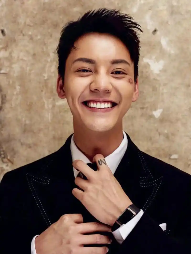 陈伟霆照片合集   "你逆光而来 为舞台而生 与玫瑰并存 闪闪发光"