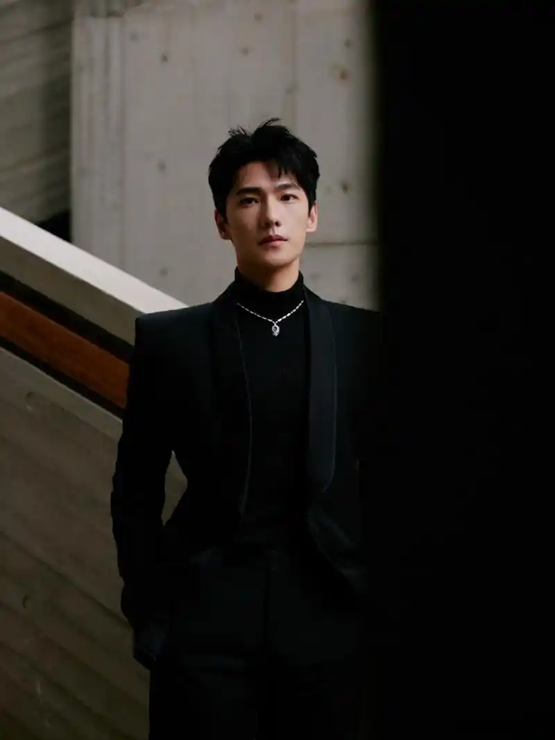 栩栩华生时尚文化大赏#杨洋一身黑色西服出席活动,每一帧都是大片帅