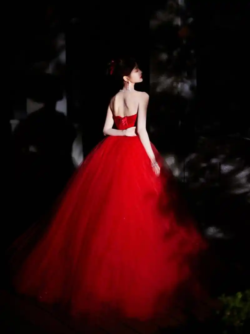 毛晓彤穿红色抹胸礼服裙,展露白皙的香肩