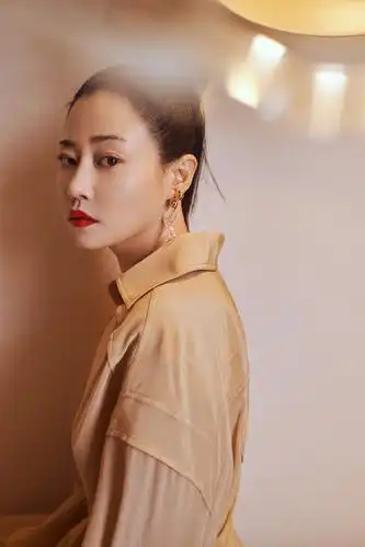 谭卓身着金色长裙 女人味十足!